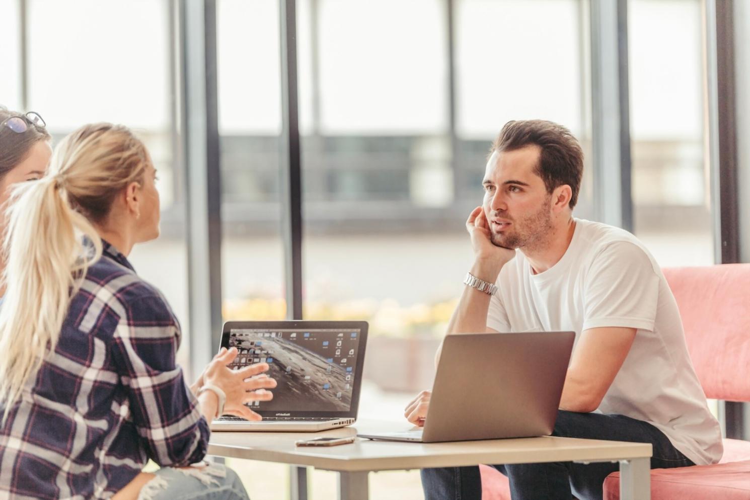 Profesionales analizando datos financieros en entorno de trabajo moderno