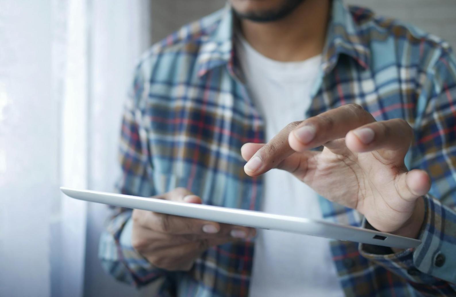 Especialista en finanzas trabajando con múltiples pantallas mostrando gráficos y análisis de mercado