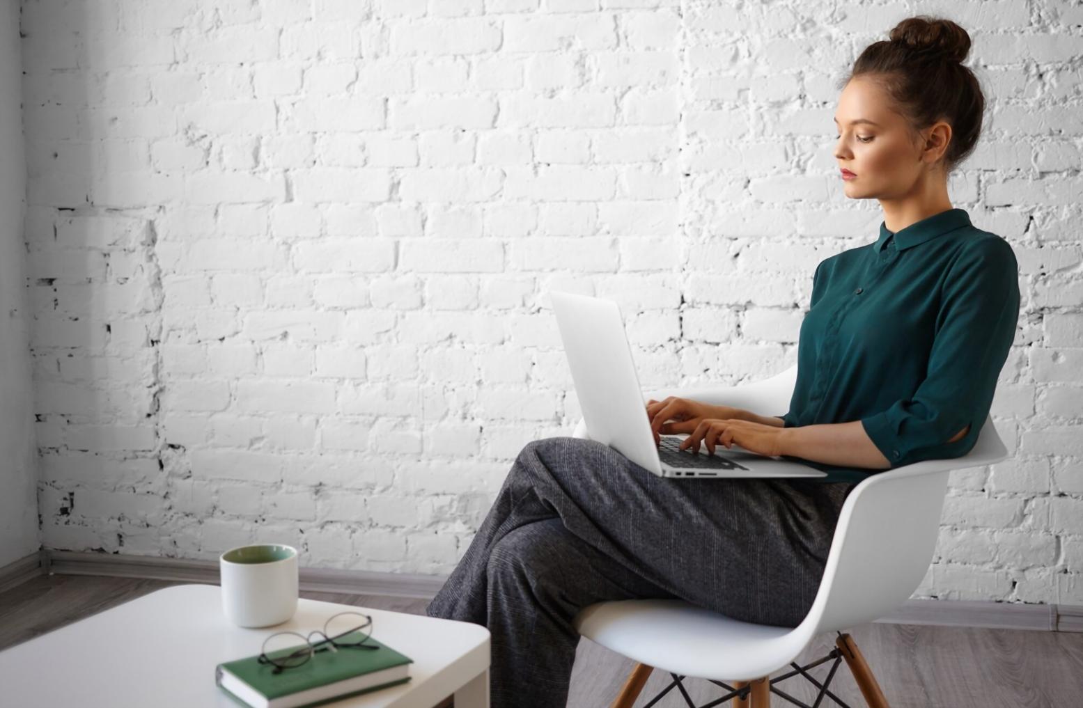 Sesión de investigación financiera con datos y gráficos avanzados