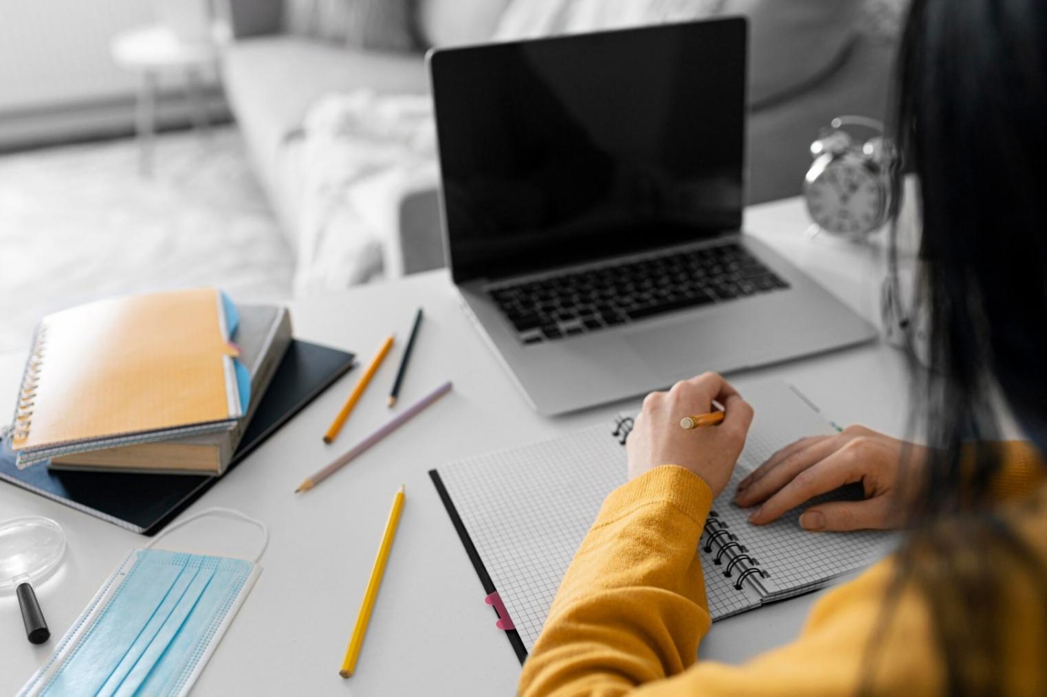 Profesionales analizando datos financieros en oficina moderna